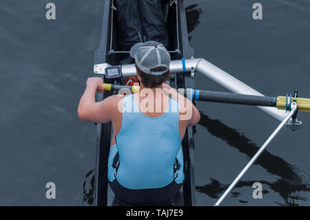 Glasgow, Schottland, Großbritannien. 25 Mai, 2019. Der schottische Boat Race ist eine jährliche rudern Rennen über 2 km auf den Fluss Clyde zwischen der Universität Glasgow Yacht Club und der Universität von Edinburgh Yacht Club. Das Rennen beginnt am South Portland Street Suspension Bridge und endet mit der Glasgow Science Centre Tower. Die Veranstaltung besteht aus sechs verschiedenen Rassen: ein gemischtes Absolvent, Anfänger und einem zweiten acht Männer, Anfänger & zweiten Acht, Männer der ersten Acht, die ersten acht Frauen und ein Ergometer Team Race. Credit: Skully/Alamy Live News Credit: Skully/Alamy leben Nachrichten Stockfoto