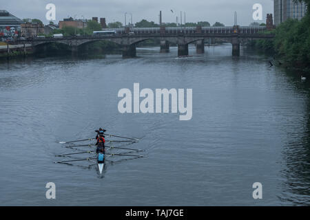 Glasgow, Schottland, Großbritannien. 25 Mai, 2019. Der schottische Boat Race ist eine jährliche rudern Rennen über 2 km auf den Fluss Clyde zwischen der Universität Glasgow Yacht Club und der Universität von Edinburgh Yacht Club. Das Rennen beginnt am South Portland Street Suspension Bridge und endet mit der Glasgow Science Centre Tower. Die Veranstaltung besteht aus sechs verschiedenen Rassen: ein gemischtes Absolvent, Anfänger und einem zweiten acht Männer, Anfänger & zweiten Acht, Männer der ersten Acht, die ersten acht Frauen und ein Ergometer Team Race. Credit: Skully/Alamy Live News Credit: Skully/Alamy leben Nachrichten Stockfoto