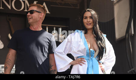 NAPA, Kalifornien - 24. Mai: Brie Bella von Bella Twins und Voltaggio Brüder auf der Bühne während BottleRock Napa Valley 2019 bei Napa Valley Expo am 24. Mai 2019 in Napa, Kalifornien. Foto: imageSPACE/MediaPunch Stockfoto