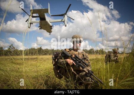 Shoalwater Bay, Queensland, Australien. 25. Mai 2019. Us-Marines Sicherheit wiederherzustellen, nachdem Sie von einem MV-22 Osprey Transportflugzeuge während der Übung südlichen Jackaroo Mai 25, 2019 in der Shoalwater Bay, Queensland, Australien. Südliche Jackaroo ist eine trilaterale Übung mit Australien, Japan und den Vereinigten Staaten. Stockfoto