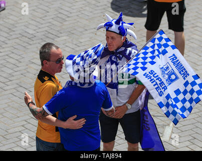 Wembley Stadion, London, UK. 25 Mai, 2019. EFL-Liga 2 Endspiel Finale, Newport County versus Tranmere Rovers; Tranmere und Newport Fans schaffen eine freundliche Atmosphäre Credit: Aktion plus Sport/Alamy leben Nachrichten Stockfoto