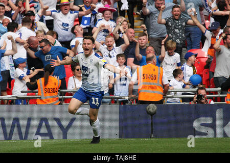 London, Großbritannien. 25 Mai, 2019. Connor Jennings der Tranmere Rovers feiert seinen Sieger während der efl Sky Bet Liga 2 Play-Off Finale zwischen Newport County und Tranmere Rovers im Wembley Stadion, London, England am 25. Mai 2019. Foto von Dave Peters. Nur die redaktionelle Nutzung, eine Lizenz für die gewerbliche Nutzung erforderlich. Keine Verwendung in Wetten, Spiele oder einer einzelnen Verein/Liga/player Publikationen. Credit: UK Sport Pics Ltd/Alamy leben Nachrichten Stockfoto