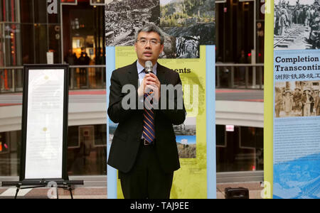 Chicago, USA. 24. Mai, 2019. Chinesischer Generalkonsul in Chicago Zhao Jian spricht während der Eröffnung der Foto-ausstellung "Die chinesische und die Eisen Straße - Bau der Transkontinentalen" in Chicago, USA, am 24. Mai 2019. Eine Fotoausstellung in Erinnerung an den Beitrag der chinesischen Wanderarbeitnehmer zu US-amerikanischen transkontinentalen Eisenbahn vor 150 Jahren weg von Freitag an Thompson Center in Chicago. Die Ausstellung "Die chinesische und die Eisen Straße - Bau der Transkontinentalen', wird für die letzten sieben Tage im Staatseigenen Gebäude. Credit: Wang Ping/Xinhua/Alamy leben Nachrichten Stockfoto