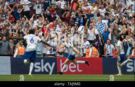 London, Großbritannien. 25 Mai, 2019. Connor Jennings der Tranmere Rovers feiert zählen das Siegtor in der Sky Bet Liga 2 Play-Off Finale zwischen Newport County und Tranmere Rovers im Wembley Stadion, London, England am 25. Mai 2019. Foto von Andy Rowland. Credit: PRiME Media Images/Alamy leben Nachrichten Stockfoto