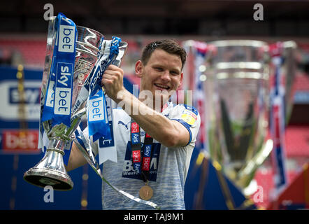 London, Großbritannien. 25 Mai, 2019. Gewinnen Torschütze Connor Jennings der Tranmere Rovers mit der Trophäe, während der Himmel Wette Liga 2 Play-Off Finale zwischen Newport County und Tranmere Rovers im Wembley Stadion, London, England am 25. Mai 2019. Foto von Andy Rowland. Credit: PRiME Media Images/Alamy leben Nachrichten Stockfoto