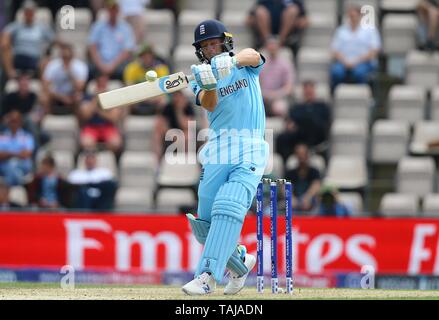 SOUTHAMPTON, England. 25. MAI 2019: Jos Buttler von England schlägt die Kugel für sechs läuft während der England v Australia, ICC Cricket World Cup warm up übereinstimmen, an der Ageas Schüssel, Southampton, England. Stockfoto
