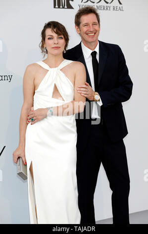 Milla Jovovich und Paul W.S. Anderson die Teilnahme an der 26. amfAR Cinema Against Aids Gala während des 72. Filmfestival von Cannes im Hotel du Cap-Eden-Roc am 23. Mai 2019 in Antibes Stockfoto