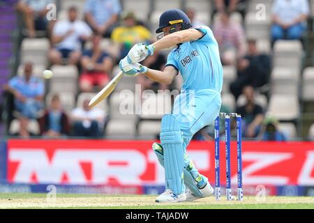 SOUTHAMPTON, England. 25. MAI 2019: Jos Buttler von England spielt einen Schuß während der England v Australia, ICC Cricket World Cup warm up übereinstimmen, an der Ageas Schüssel, Southampton, England. Stockfoto