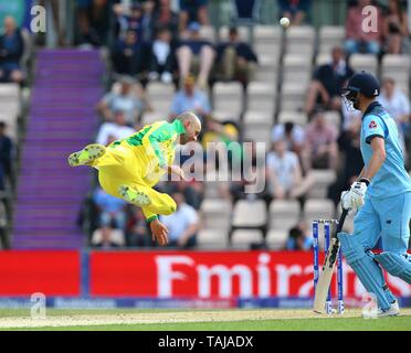 SOUTHAMPTON, England. 25. MAI 2019: Nathan Lyon von Australien nicht auf eine Rückkehr fangen während des England v Australia, ICC Cricket World Cup warm zu halten, an der Ageas Schüssel, Southampton, England. Stockfoto