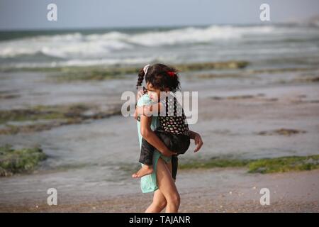Gaza, Gaza, Palästina. 25 Mai, 2019. Palästinenser im Gaza City Beach. Credit: Hassan Jedi/Quds Net News/ZUMA Draht/Alamy leben Nachrichten Stockfoto
