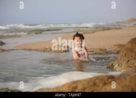 Gaza, Gaza, Palästina. 25 Mai, 2019. Palästinenser im Gaza City Beach. Credit: Hassan Jedi/Quds Net News/ZUMA Draht/Alamy leben Nachrichten Stockfoto