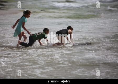 Gaza, Gaza, Palästina. 25 Mai, 2019. Palästinenser im Gaza City Beach. Credit: Hassan Jedi/Quds Net News/ZUMA Draht/Alamy leben Nachrichten Stockfoto