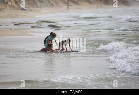 Gaza, Gaza, Palästina. 25 Mai, 2019. Palästinenser im Gaza City Beach. Credit: Hassan Jedi/Quds Net News/ZUMA Draht/Alamy leben Nachrichten Stockfoto