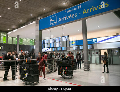 Paris, Frankreich. 25 Mai, 2019. Chinesische Spieler und Mitarbeiter gehen in das Terminal auf die chinesischen Frauen- Nationalmannschaft bei der Ankunft am Flughafen Charles de Gaulle in Paris am 25. Mai 2019. Coaching Personal, einschließlich der Haupttrainer Jia Xiuquan und 26 Spieler landete hier früh morgens am Samstag für die Endrunde - Phase Vorbereitung vor der FIFA Frauen-WM. Credit: Han Yan/Xinhua/Alamy leben Nachrichten Stockfoto