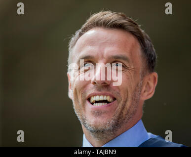 25. Mai 2019, Banken's Stadion, Walsall, England; der Frauen internationale Fußball-freundlich, England und Dänemark; England Manager Phil Neville lächelnd auf dem Platz vor dem Spiel. Stockfoto