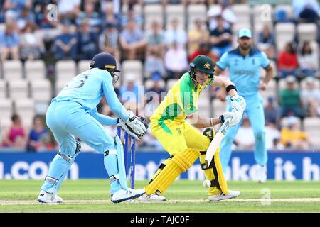 SOUTHAMPTON, England. 25. MAI 2019: Steve Smith von Australien spielt einen Schuß während der England v Australia, ICC Cricket World Cup warm up übereinstimmen, an der Ageas Schüssel, Southampton, England. Stockfoto