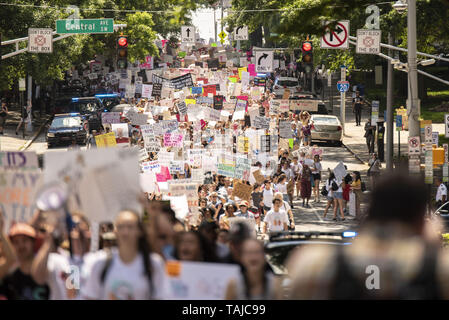 Atlanta, Georgia, USA. 25 Mai, 2019. Tausende Demonstranten an der Georgia State Capitol Building versammelten sich in Opposition zu den HB 481'' Herzschlag Bill'', dass die meisten Abtreibungen nach sechs Wochen outlaw wird bis März. Der Protest wurde durch "organisierte 'oBetterGA'' und die Magd Koalition von Georgia. Quelle: Steve Eberhardt/ZUMA Draht/Alamy leben Nachrichten Stockfoto