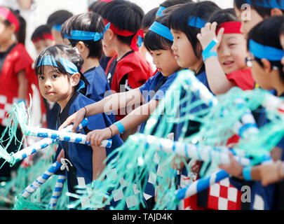 Düsseldorf, Deutschland. 25 Mai, 2019. Kinder aus einer japanischen Kindergarten nehmen Sie Teil in Japan Tag mit einer Demonstration. Das deutsch-japanische Begegnung Festival zieht Hunderttausende von Besuchern jedes Jahr. Die japanische Gemeinde in Düsseldorf ist einer der größten in Europa mit rund 7000 Mitgliedern. Foto: Roland Weihrauch/dpa/Alamy leben Nachrichten Stockfoto