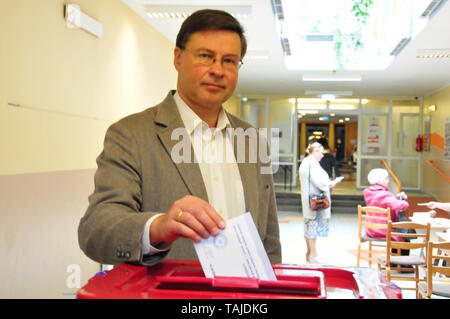 Lettland, Lettland. 25 Mai, 2019. Vizepräsident der Europäischen Kommission Valdis Dombrovskis wirft Stimmzettel bei den Wahlen zum Europäischen Parlament in Riga, Lettland, 25. Mai 2019. Die Wähler in Lettland ging zu den Abstimmungen am Samstag ihre acht Vertreter für das Europäische Parlament zu wählen, mit den Kandidaten der regierenden Mitte-Rechts-Parteien erwartet Die meisten zu gewinnen. Credit: Janis/Xinhua/Alamy leben Nachrichten Stockfoto