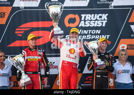 Winton, Victoria, Australien. 25 Mai, 2019. Die Jungfrau Australien Supercars Meisterschaft; Chaz Mostert, Scott McLaughlin und David Renyolds feiern ihre podiumsplätze Quelle: Aktion plus Sport/Alamy leben Nachrichten Stockfoto