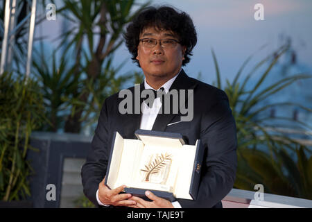 Regisseur Bong Joon-Ho Gewinner der Goldenen Palme d'Or Award für den Film Parasiten an der Palme D'Or Award Foto an der 72nd Cannes Film Festival, Samstag, den 25. Mai 2019, Cannes, Frankreich. Foto: Doreen Kennedy Stockfoto