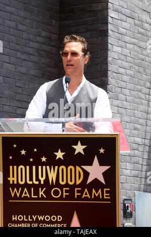 Los Angeles, CA, USA. 22. Mai, 2019. Matthew McConaughey bei der Induktion Zeremonie für Stern auf dem Hollywood Walk of Fame für Guy Fieri, Hollywood Boulevard, Los Angeles, CA 22. Mai 2019. Credit: Priscilla Grant/Everett Collection/Alamy leben Nachrichten Stockfoto