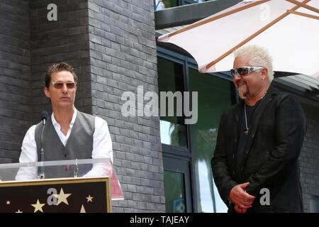 Los Angeles, CA, USA. 22. Mai, 2019. Matthew McConaughey bei der Induktion Zeremonie für Stern auf dem Hollywood Walk of Fame für Guy Fieri, Hollywood Boulevard, Los Angeles, CA 22. Mai 2019. Credit: Priscilla Grant/Everett Collection/Alamy leben Nachrichten Stockfoto