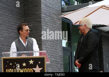 Los Angeles, CA, USA. 22. Mai, 2019. Matthew McConaughey bei der Induktion Zeremonie für Stern auf dem Hollywood Walk of Fame für Guy Fieri, Hollywood Boulevard, Los Angeles, CA 22. Mai 2019. Credit: Priscilla Grant/Everett Collection/Alamy leben Nachrichten Stockfoto