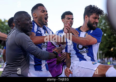 Felipe (Felipe Augusto de Almeida Monteiro) (R) vom FC Porto feiert sein Ziel mit Fernando Andrade (2. L) des FC Porto und der Rest seiner Mannschaft bei der Weltmeisterschaft in Portugal Plakat 2018/2019, Endrunde - Fußballspiel zwischen Sporting CP vs FC Porto. (Endstand: Sporting CP2 (5) - 2 (4) FC Porto Stockfoto