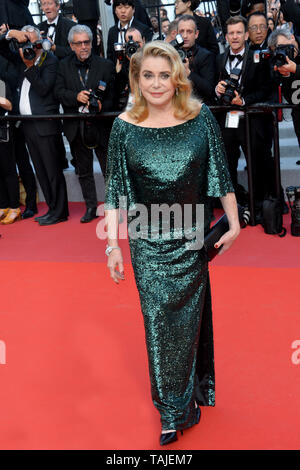 Cannes, Frankreich. 25 Mai, 2019. CANNES, Frankreich. Mai 25, 2019: Catherine Deneuve bei der Schließung Gala Premiere des 72nd Festival de Cannes. Foto: Paul Smith/Alamy leben Nachrichten Stockfoto