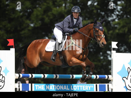 Houghton, UK. 25 Mai, 2019. Zara Tindall setzt Watkins über die springreiter an der Sarazenen Pferd Feeds Houghton International Horse Trials, Houghton Hall, Norfolk, Großbritannien am 25. Mai 2019. Credit: Paul Marriott/Alamy leben Nachrichten Stockfoto