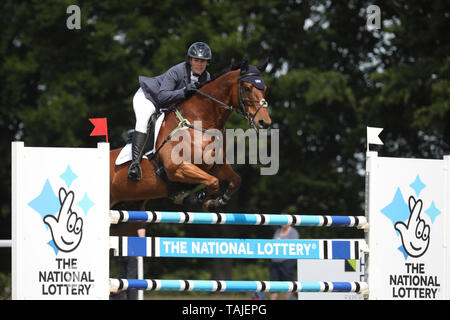 Houghton, UK. 25 Mai, 2019. Zara Tindall setzt Watkins über die springreiter an der Sarazenen Pferd Feeds Houghton International Horse Trials, Houghton Hall, Norfolk, Großbritannien am 25. Mai 2019. Credit: Paul Marriott/Alamy leben Nachrichten Stockfoto