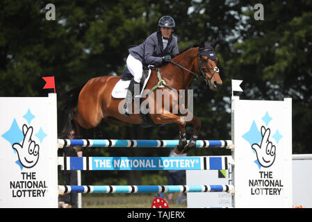 Houghton, UK. 25 Mai, 2019. Zara Tindall setzt Watkins über die springreiter an der Sarazenen Pferd Feeds Houghton International Horse Trials, Houghton Hall, Norfolk, Großbritannien am 25. Mai 2019. Credit: Paul Marriott/Alamy leben Nachrichten Stockfoto