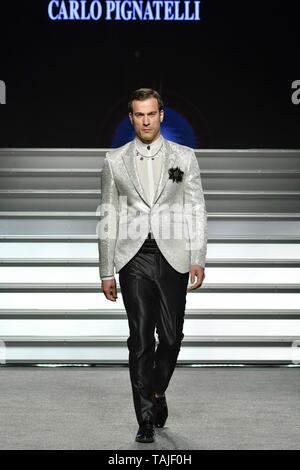 Turin. HOAS Veranstaltung: Carlo Pignatelli fashion show im Foto: Modell Stockfoto