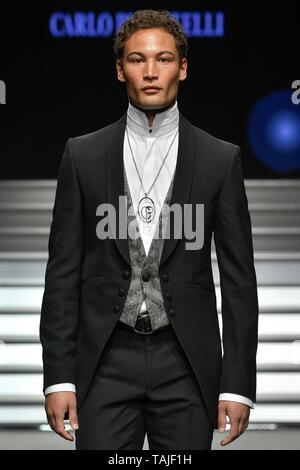 Turin. HOAS Veranstaltung: Carlo Pignatelli fashion show im Foto: Modell Stockfoto