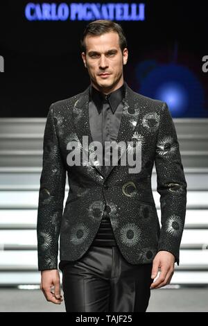 Turin. HOAS Veranstaltung: Carlo Pignatelli fashion show im Foto: Modell Stockfoto