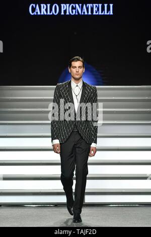 Turin. HOAS Veranstaltung: Carlo Pignatelli fashion show im Foto: Modell Stockfoto