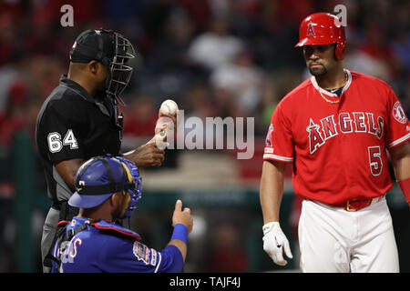 Mai 25, 2019: Die Startseite Schiedsrichter prüft einen Baseball auf Antrag der Los Angeles Engel erste Basisspieler Albert Pujols (5) während des Spiels zwischen den Texas Rangers und die Los Angeles Angels Anaheim im Angel Stadium in Anaheim, CA, (Foto von Peter Joneleit, Cal Sport Media) Stockfoto