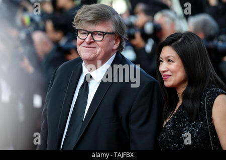 CANNES - 25. Mai: Michael Moore kommt zur Premiere von "CÉRÉMONIE DE CLOTURE/HORS NORMES" während der 2019 Cannes Film Festival am 25. Mai 2019 im Palais des Festivals in Cannes, Frankreich. (Foto durch Lyvans Boolaky/imageSPACE/MediaPunch) Stockfoto