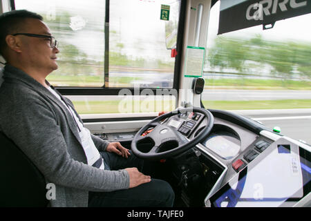 (190525) - Peking, 25. Mai 2019 (Xinhua) - ein Mitarbeiter prüft die Daten während der Probefahrt von einem auto-pilot Busunternehmen auf nationaler Intelligente, vernetzte Fahrzeug Pilot Zone in Changsha, Provinz Hunan in China, 28. April 2019. China hat das weltweit umfassendste neue Energie Fahrzeug (NEV) unterstützendes System, Huang Libin, Sprecher mit dem Ministerium für Industrie und Informationstechnologie, sagte kürzlich bei einer Pressekonferenz. Während des ersten Quartals, Chinas NEV Produktion und Umsatz belief sich auf 304.000 und 299.000 Fahrzeuge bzw. bis 102,7 Prozent ein Stockfoto