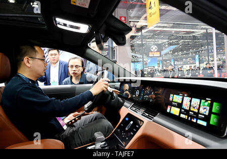 (190525) - Peking, 25. Mai 2019 (Xinhua) - ein Besucher versucht, eine Lixiang ein elektrisches Fahrzeug während der 18. Internationalen Automobil- Ausstellung in Shanghai in Shanghai, China, 17. April 2019. China hat das weltweit umfassendste neue Energie Fahrzeug (NEV) unterstützendes System, Huang Libin, Sprecher mit dem Ministerium für Industrie und Informationstechnologie, sagte kürzlich bei einer Pressekonferenz. Während des ersten Quartals, Chinas NEV Produktion und Umsatz belief sich auf 304.000 und 299.000 Fahrzeuge bzw. bis 102,7 Prozent und 109,7 Prozent. (Xinhua / Fang Zhe) Stockfoto