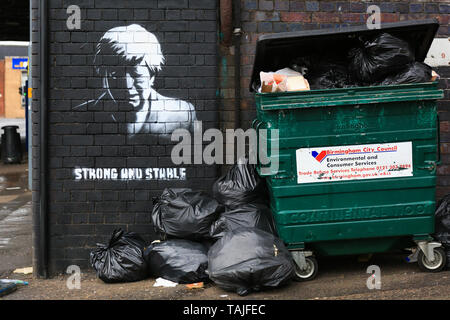 Birmingham, Großbritannien. 26 Mai, 2019. Ein Stück der Graffiti Kunst hat in der Nacht auf einer Straße Ecke in Birmingham scheinbar spöttisch emotionalen Resignation Rede des britischen Premierministers sowie TRONG von der Konservativen Partei 2017 Slogan und stabil" erschienen. Die Graffiti hat geschickt worden auf eine Mauer in Digbeth - einer heruntergekommenen Gegend von Birmingham City gesprüht. Die Arbeit erscheint wie eine Banksy - style politische Aussage und Gerüchte auf Facebook behaupten, es von einem lokalen Künstler Mohammed Ali Aerosol werden, obwohl dies nicht bestätigt werden kann. Credit: Peter Lopeman/Alamy leben Nachrichten Stockfoto