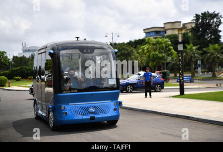 (190525) - Peking, 25. Mai 2019 (Xinhua) - Eine unbemannte Bus wird abgebildet auf Hainan Boao Lecheng Internationale medizinische Tourismus Pilot Zone in Boao, South China Hainan Provinz, 27. März 2019. China hat das weltweit umfassendste neue Energie Fahrzeug (NEV) unterstützendes System, Huang Libin, Sprecher mit dem Ministerium für Industrie und Informationstechnologie, sagte kürzlich bei einer Pressekonferenz. Während des ersten Quartals, Chinas NEV Produktion und Umsatz belief sich auf 304.000 und 299.000 Fahrzeuge bzw. bis 102,7 Prozent und 109,7 Prozent. (Xinhua / Guo Cheng) Stockfoto