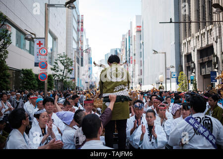 Tokio, Japan. 26. Mai 2019. Festivalbesucher tragen Mikoshi (tragbare Heiligtum) während der Hanazono Schrein matsuri um Shinjuku am 26. Mai 2019 in Tokio, Japan. Mai 26, 2019 Credit: Nicolas Datiche/LBA/Alamy leben Nachrichten Stockfoto