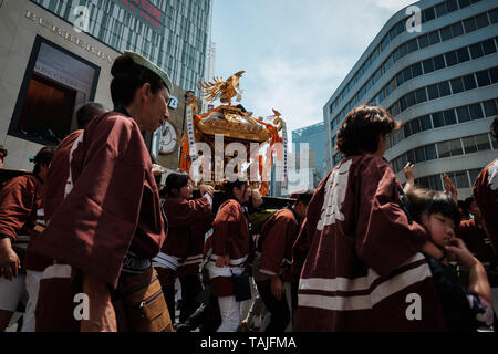 Tokio, Japan. 26. Mai 2019. Festivalbesucher tragen ein mikoshi (tragbare Heiligtum) während der Hanazono Schrein matsuri um Shinjuku am 26. Mai 2019 in Tokio, Japan. Mai 26, 2019 Credit: Nicolas Datiche/LBA/Alamy leben Nachrichten Stockfoto