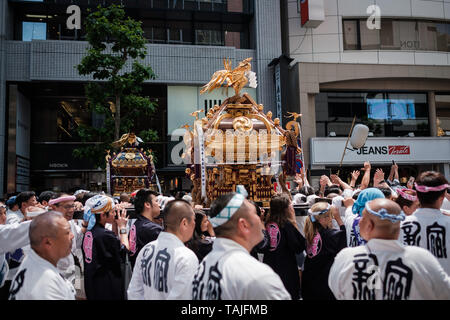 Tokio, Japan. 26. Mai 2019. Festivalbesucher tragen ein mikoshi (tragbare Heiligtum) während der Hanazono Schrein matsuri um Shinjuku am 26. Mai 2019 in Tokio, Japan. Mai 26, 2019 Credit: Nicolas Datiche/LBA/Alamy leben Nachrichten Stockfoto