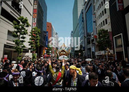 Tokio, Japan. 26. Mai 2019. Festivalbesucher tragen ein mikoshi (tragbare Heiligtum) während der Hanazono Schrein matsuri um Shinjuku am 26. Mai 2019 in Tokio, Japan. Mai 26, 2019 Credit: Nicolas Datiche/LBA/Alamy leben Nachrichten Stockfoto