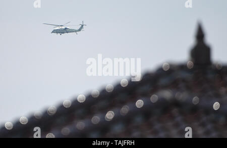 Tokio, Japan. 26 Mai, 2019. Ein Hubschrauber mit US-Präsident Trump fliegt über Mobarak Stadt in der Präfektur Chiba, nachdem er Golf mit Premierminister Shinzo Abe um Mobara Country Club. Foto am Sonntag, 26. Mai 2019 getroffen. Foto: Ramiro Agustin Vargas Tabares Credit: Ramiro Agustin Vargas Tabares/ZUMA Draht/Alamy leben Nachrichten Stockfoto