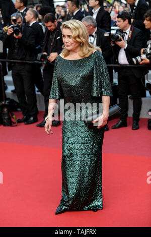 Cannes, Frankreich. 25 Mai, 2019. Catherine Deneuve kommt zur Premiere von "CÉRÉMONIE DE CLOTURE/HORS NORMES" während der 2019 Cannes Film Festival am 25. Mai 2019 im Palais des Festivals in Cannes, Frankreich. (Credit: Lyvans Boolaky/Image Space/Medien Punch)/Alamy leben Nachrichten Stockfoto