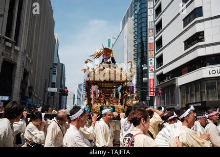 Tokio, Japan. 26. Mai 2019. Festivalbesucher tragen ein mikoshi (tragbare Heiligtum) während der Hanazono Schrein matsuri um Shinjuku am 26. Mai 2019 in Tokio, Japan. Mai 26, 2019 Credit: Nicolas Datiche/LBA/Alamy leben Nachrichten Stockfoto